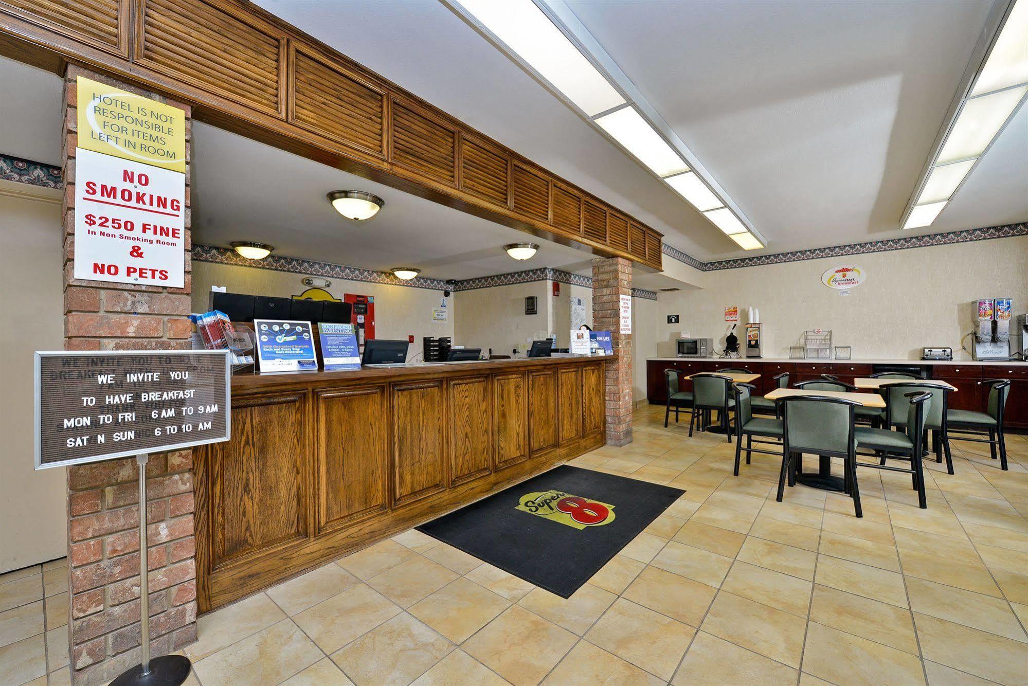 Super 8 By Wyndham Universal City Buitenkant foto