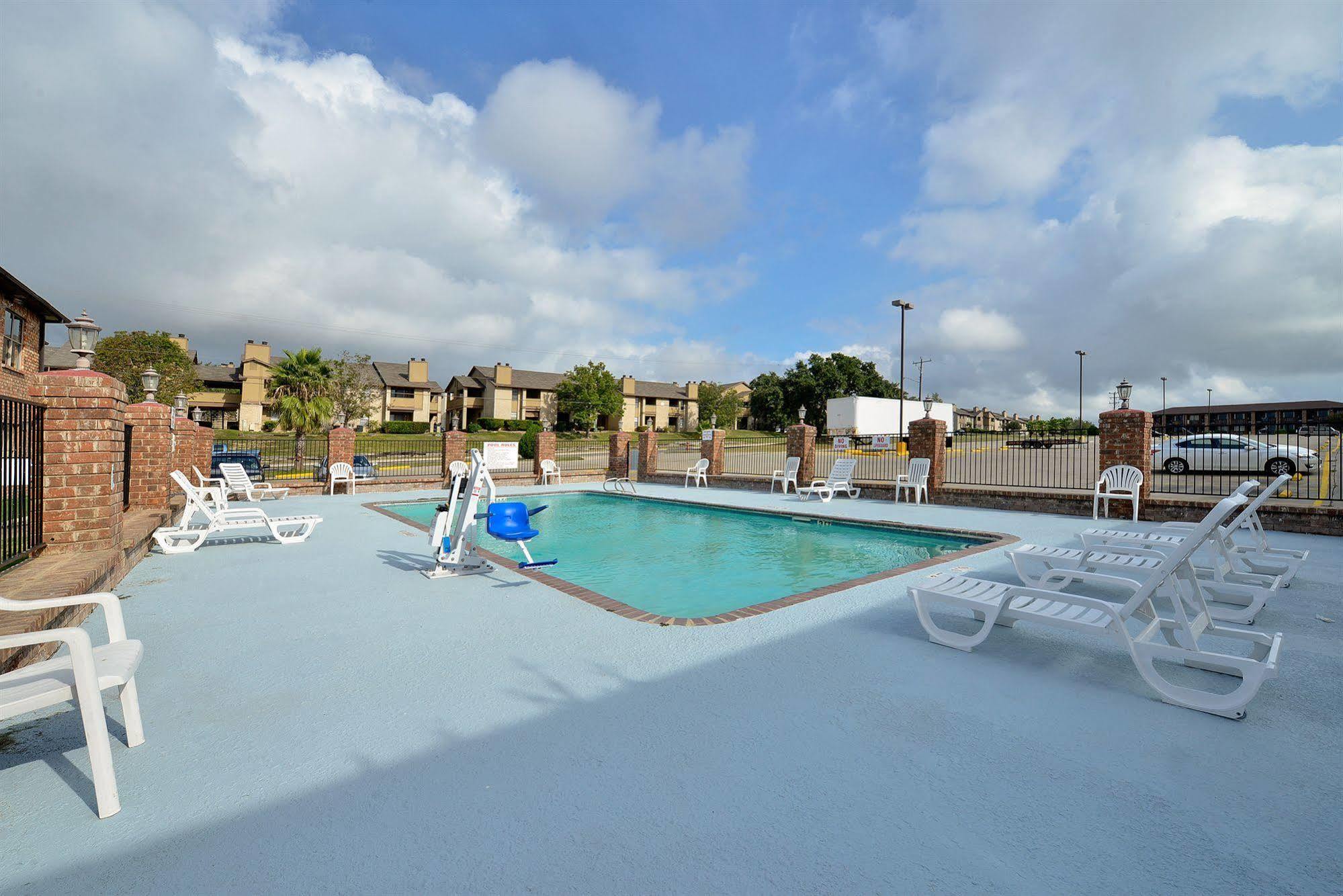 Super 8 By Wyndham Universal City Buitenkant foto